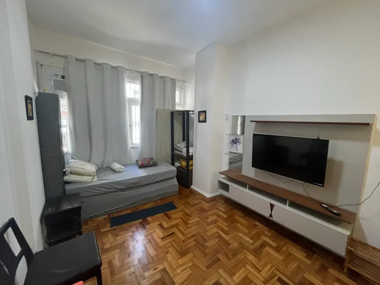 Furnished 1-bedroom apartment with a 1-bath glass shower — photo 7