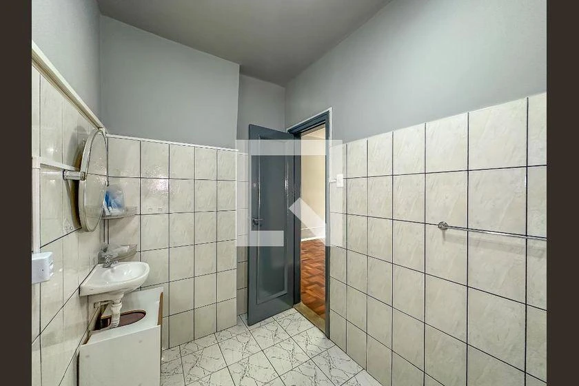 Studio com piso de madeira ou laminado, Centro — photo 21