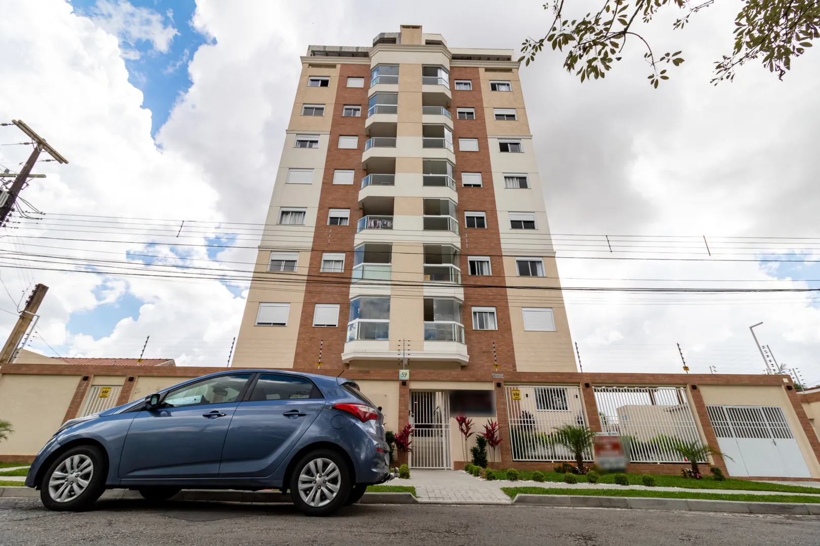 Balcony with a grill in a 2-bedroom apartment, 59 m² — photo 40