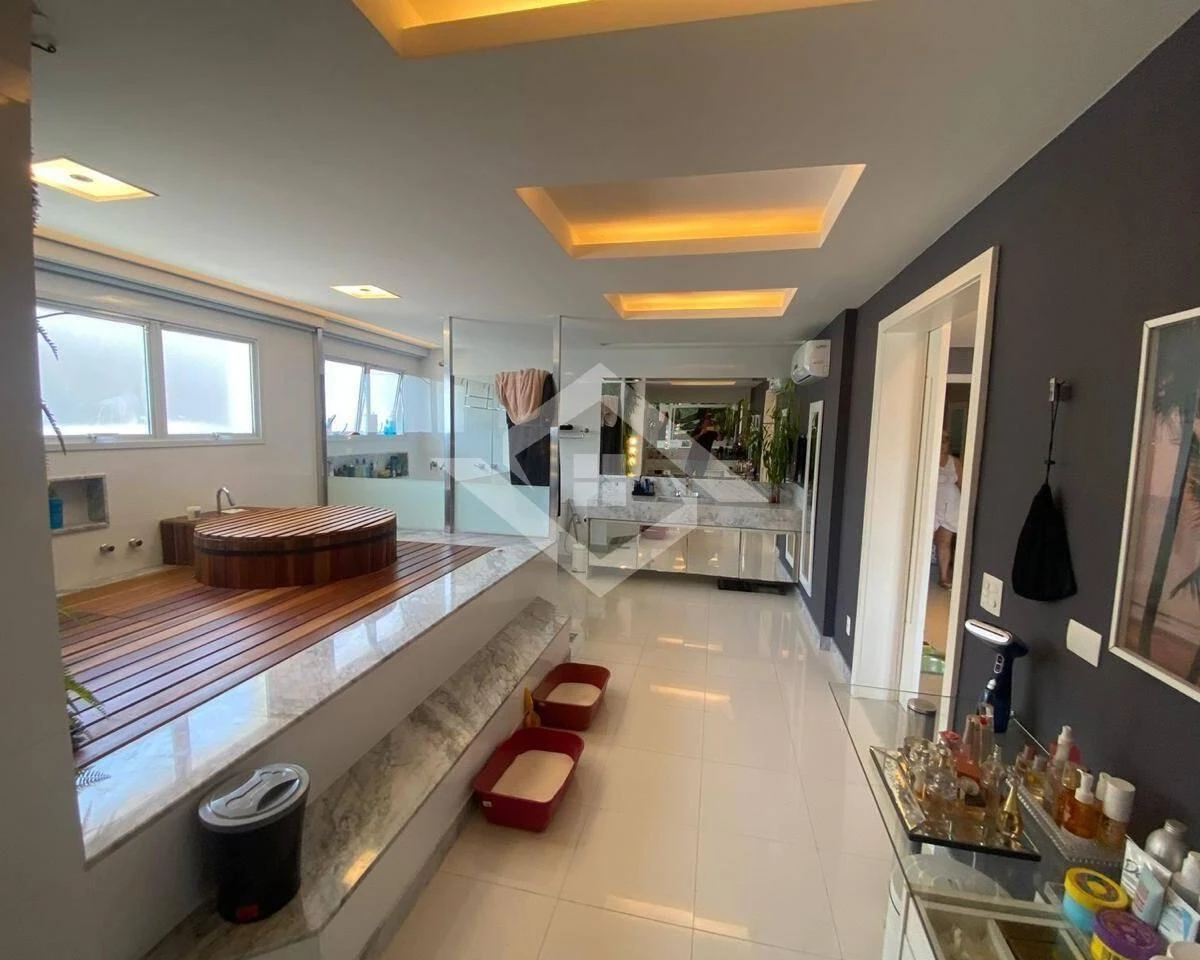 6 quartos e banheira: casa de 1000 m² — photo 20