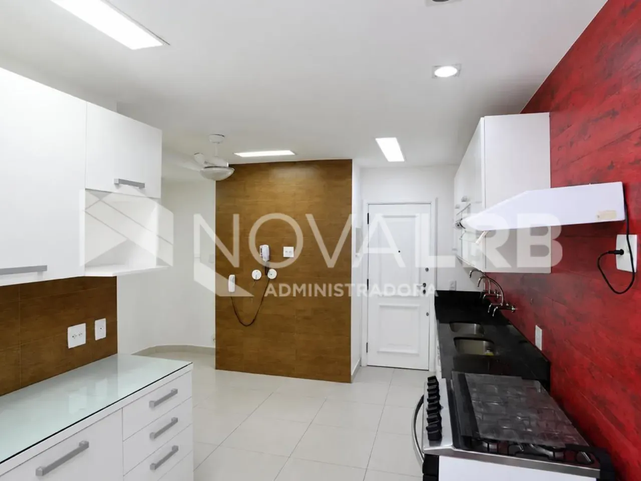 4-bedroom apartment with enclosed glass balcony — photo 59