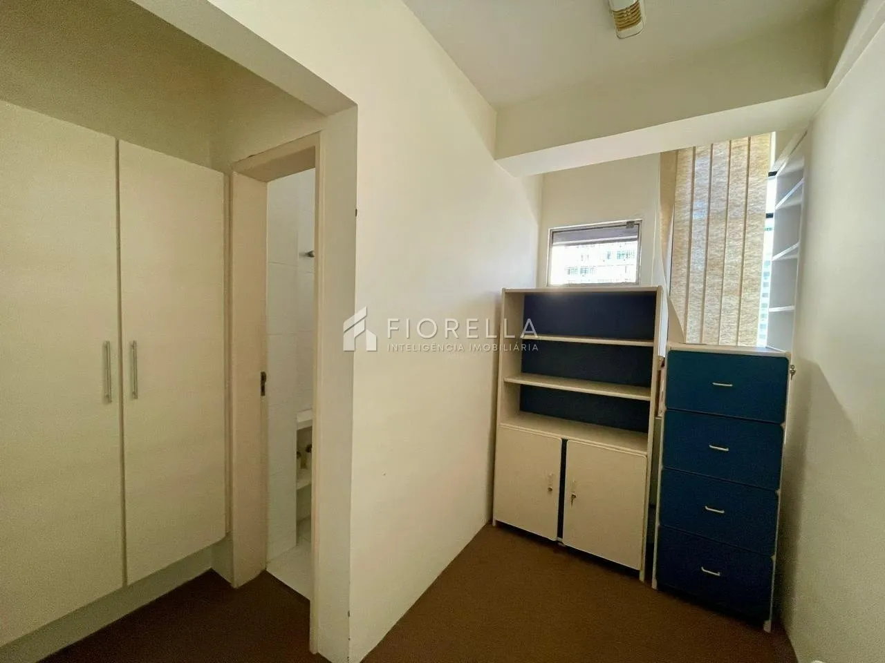 Unfurnished apartment with a home office and half-bath — photo 7