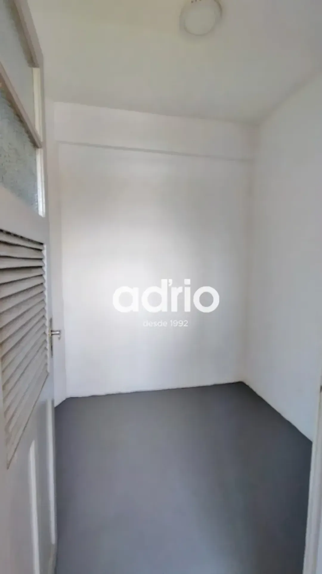 Apartamento com piso de madeira ou laminado, Tanque — photo 11