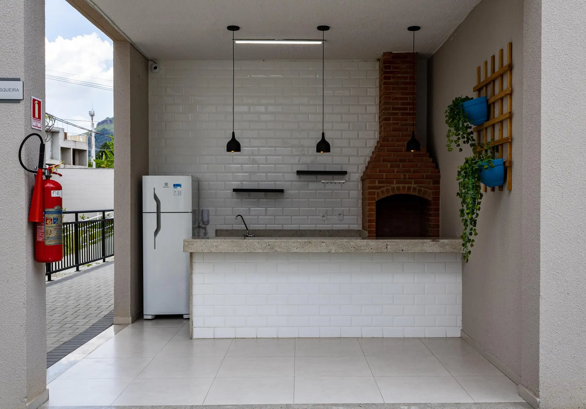 2-bedroom apartment in a building with a gym — photo 2