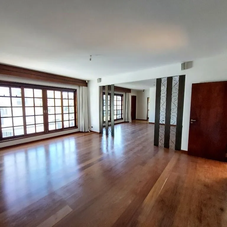House with 3 bedrooms and 483 m² with balcony grill