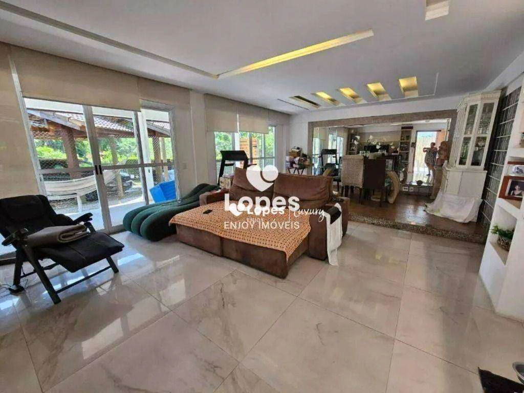 5-bedroom house with a glass-enclosed balcony — photo 6