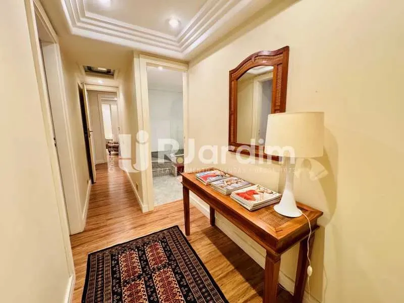 Residential apartment with 4 bedrooms and 4 bathrooms — photo 15