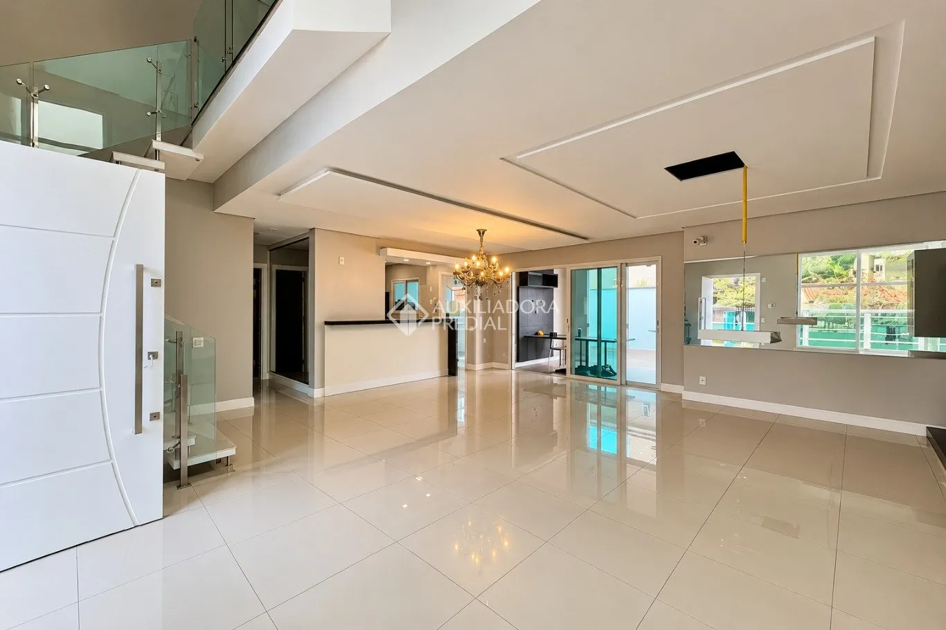 Bathtub in a 4-bedroom house, 280 m² — photo 19