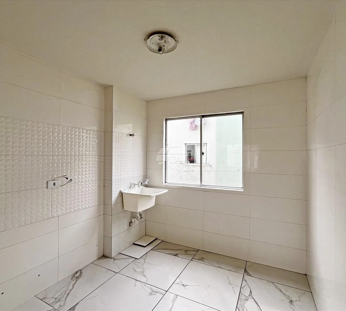 3-bedroom apartment with wood or laminate floors — photo 4