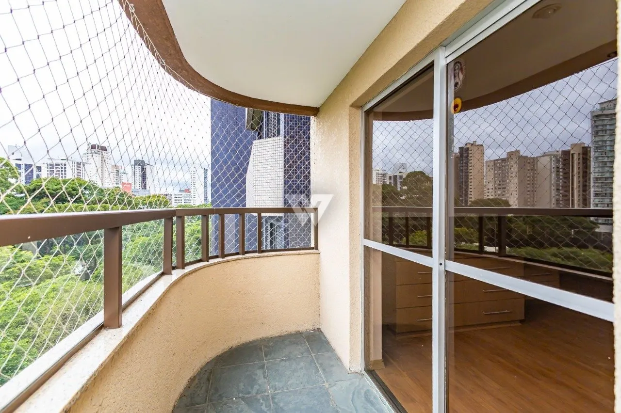 Apartment with wood floors, 4 bedrooms and glass balcony — photo 13