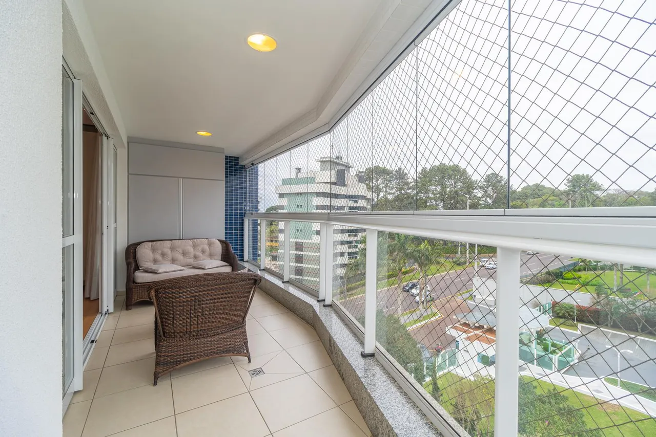 Unfurnished 3-bedroom apartment with glass balcony