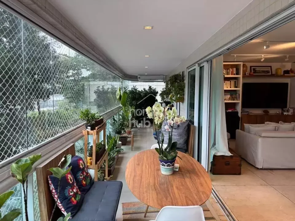 Furnished apartment, 169 m², with a glass-enclosed balcony — photo 10
