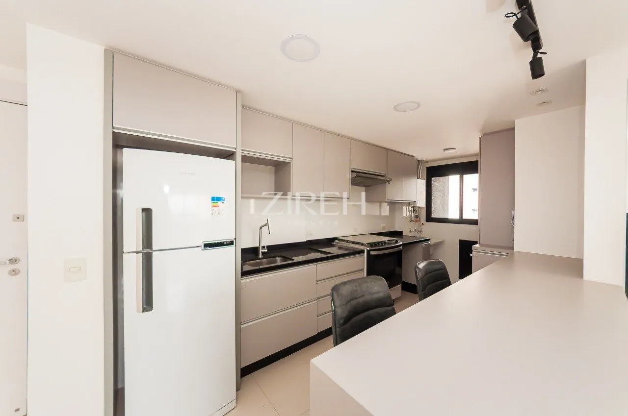 2-bedroom apartment in a building with a tennis court — photo 2