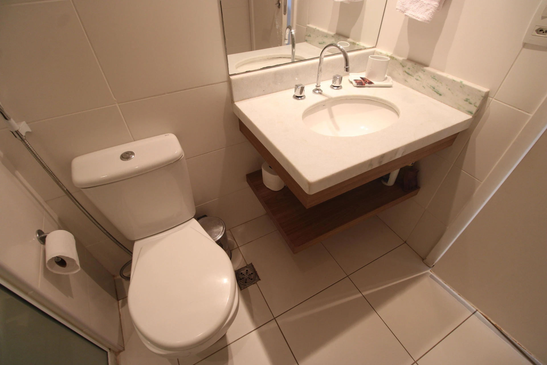 Furnished studio with 1 bedroom and open-plan kitchen — photo 13