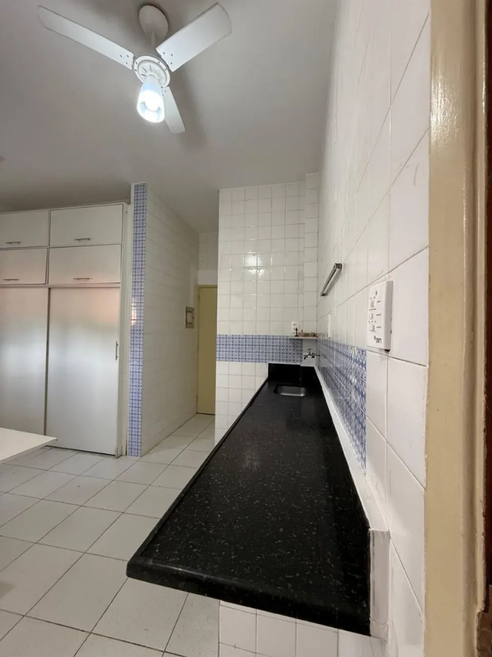 Wood or laminate floors in a 3-bedroom apartment, 115 m² — photo 2