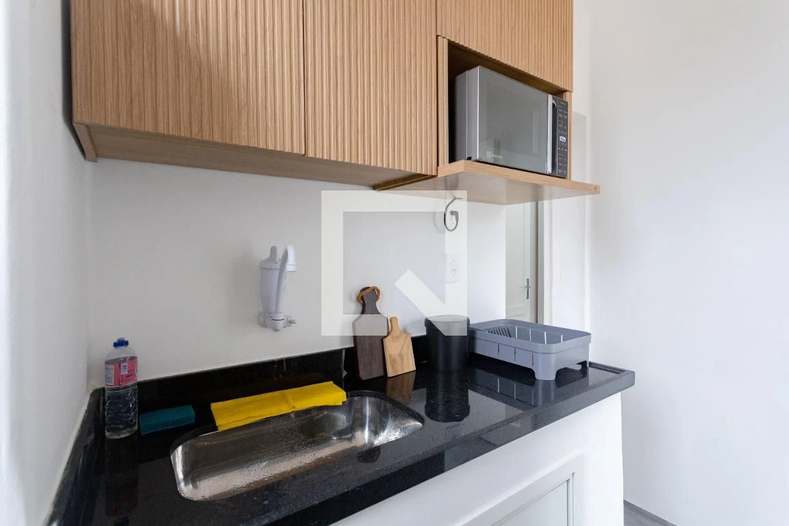 3-bedroom house with wood or laminate floors — photo 5