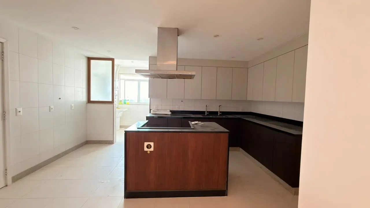 575 m² apartment with 5 en-suite bedrooms and glass balcony — photo 16