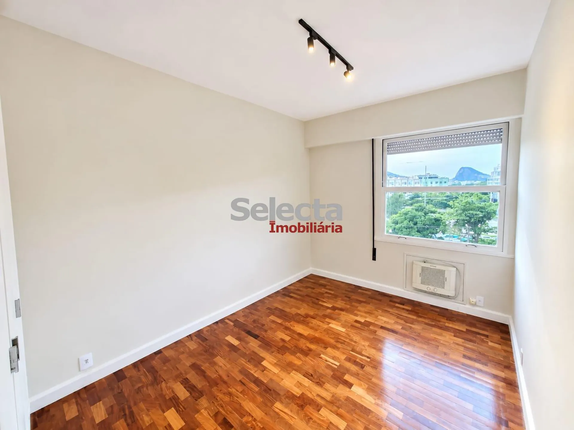 Apartment, 160 m², with wood or laminate floors — photo 15