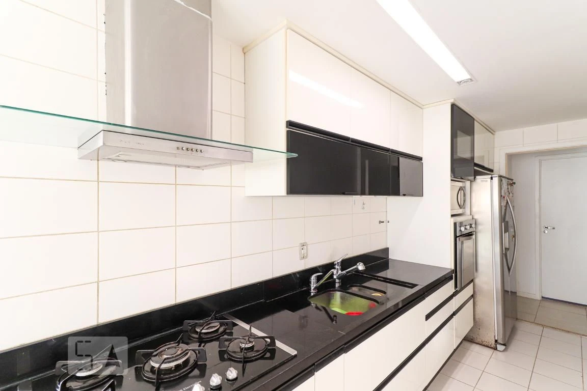 Rental apartment with 4 bedrooms and a glassed-in balcony — photo 8
