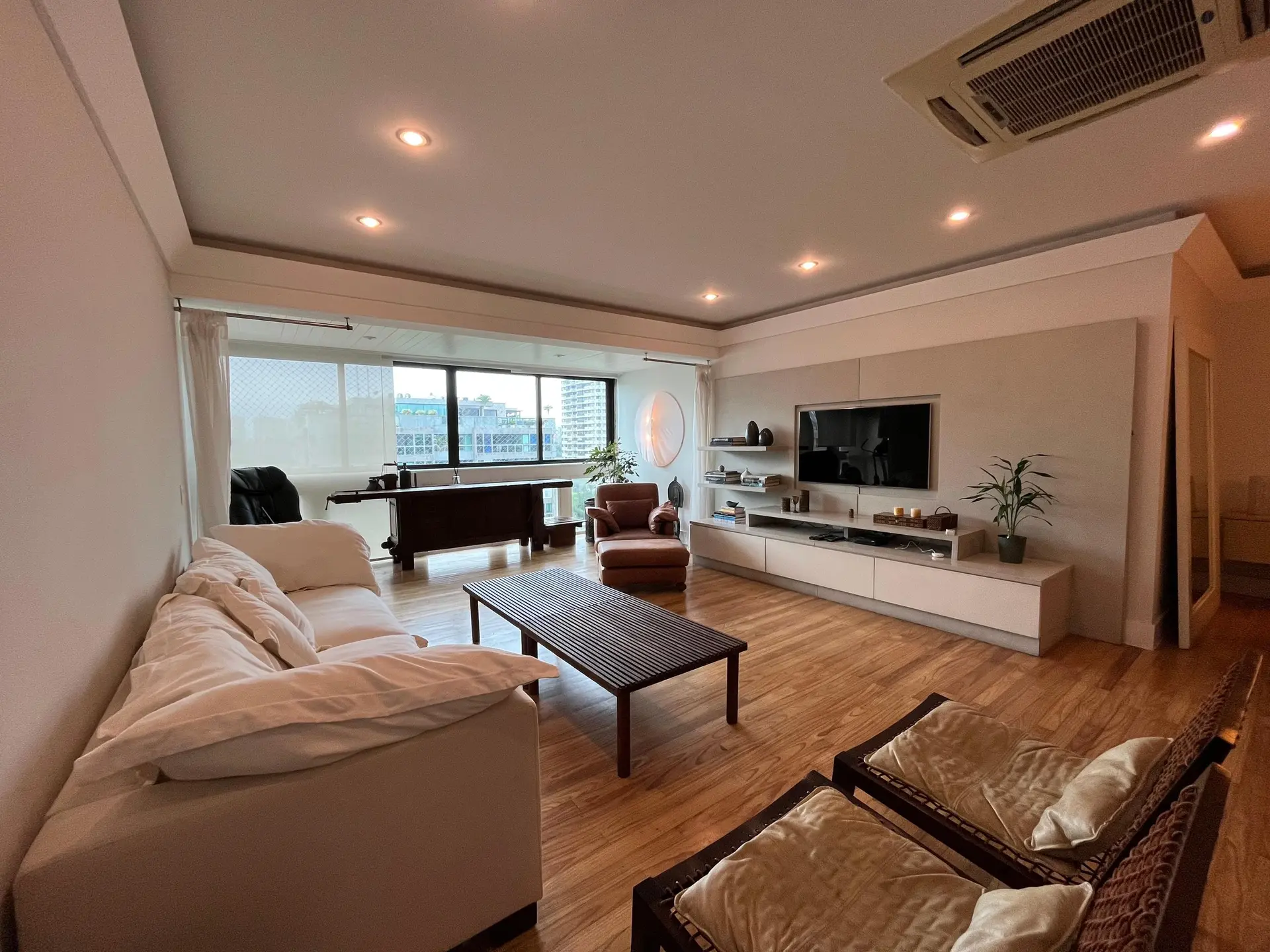 4-bedroom apartment with a water view — photo 31