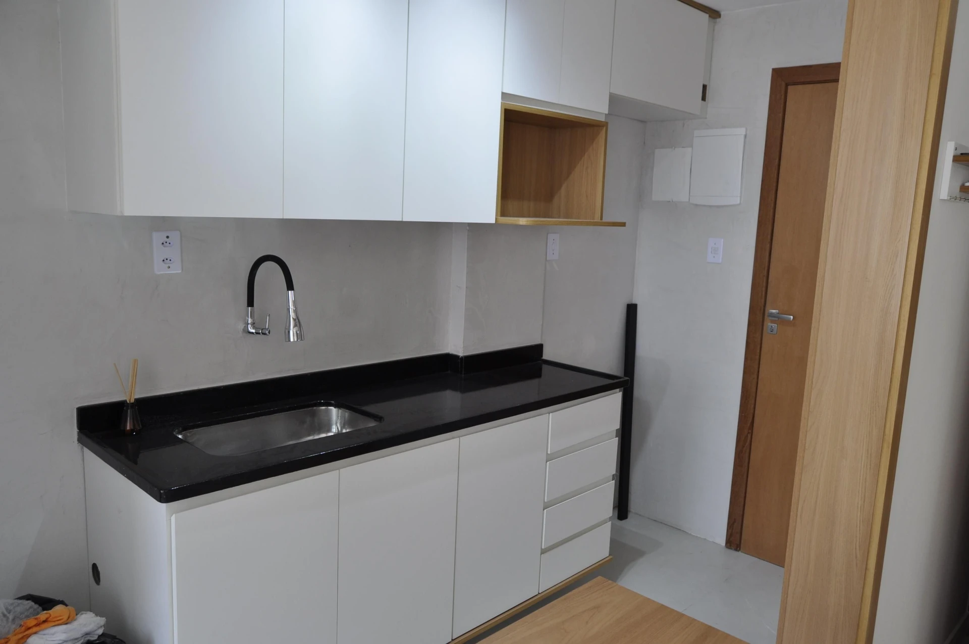 Glass-enclosed balcony in a 3-bedroom apartment, 65 m² — photo 2