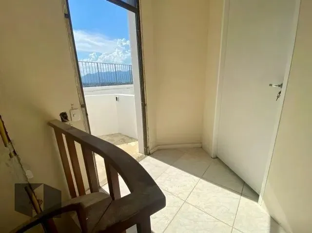 Unfurnished apartment with a glass-enclosed balcony — photo 16