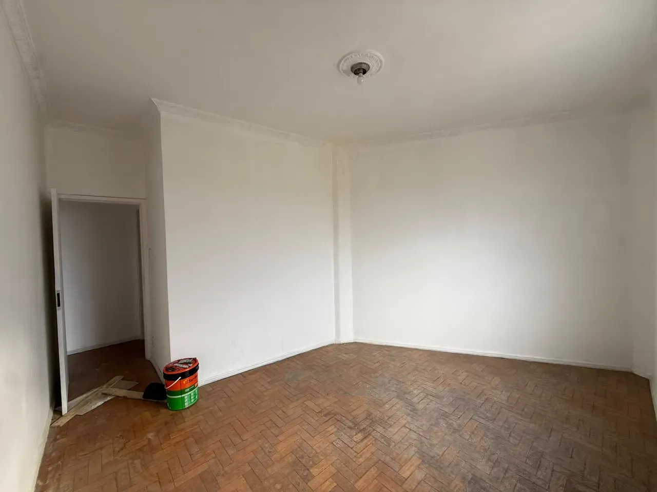 Apartamento de 2 quartos com piso de madeira ou laminado — photo 4