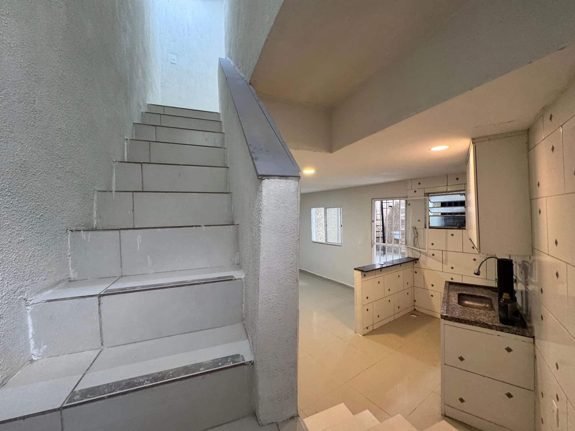 Balcony with a grill in a 2-bedroom house, 165 m² — photo 34