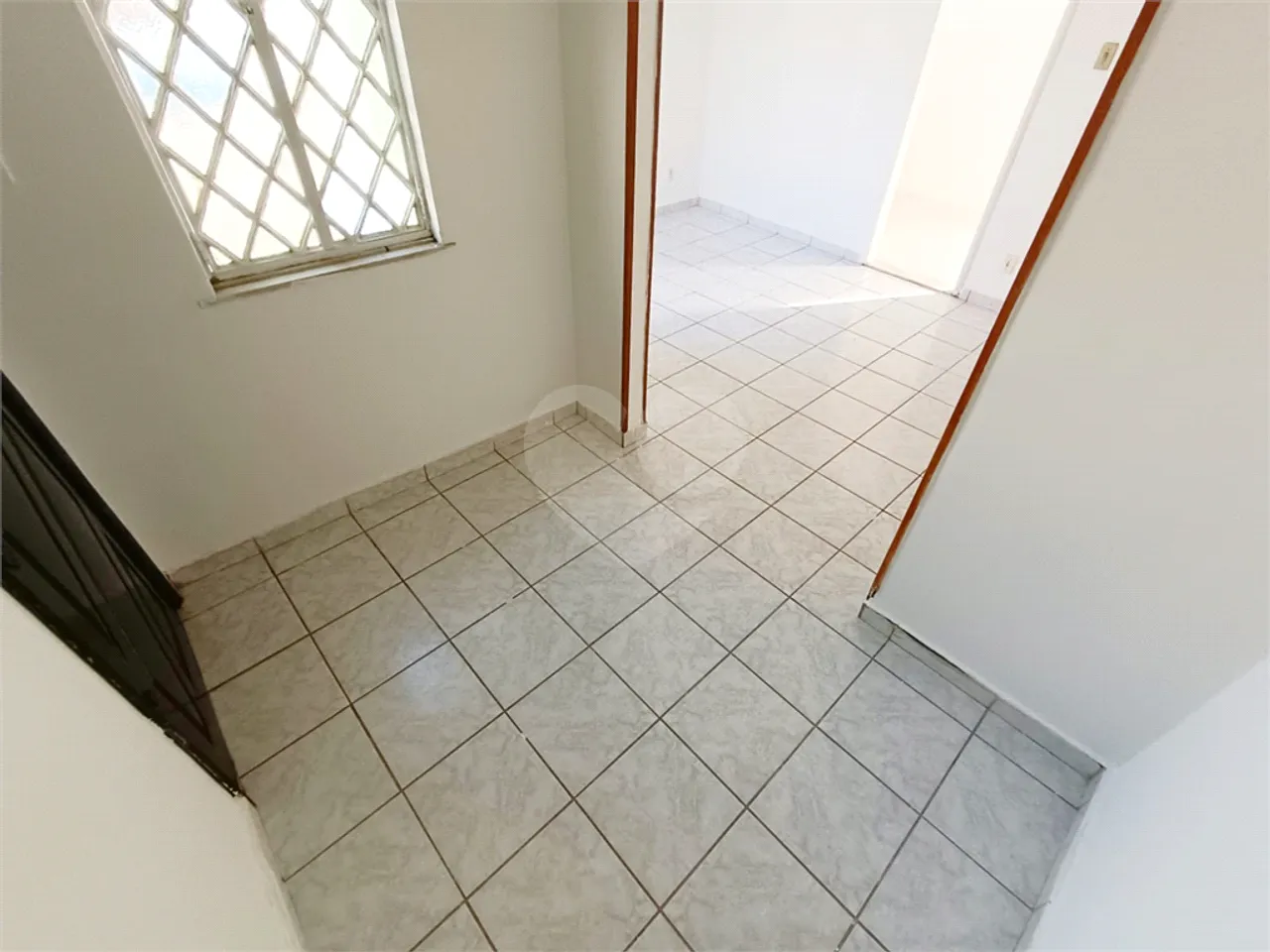 Unfurnished 1-bedroom apartment with a balcony — photo 10