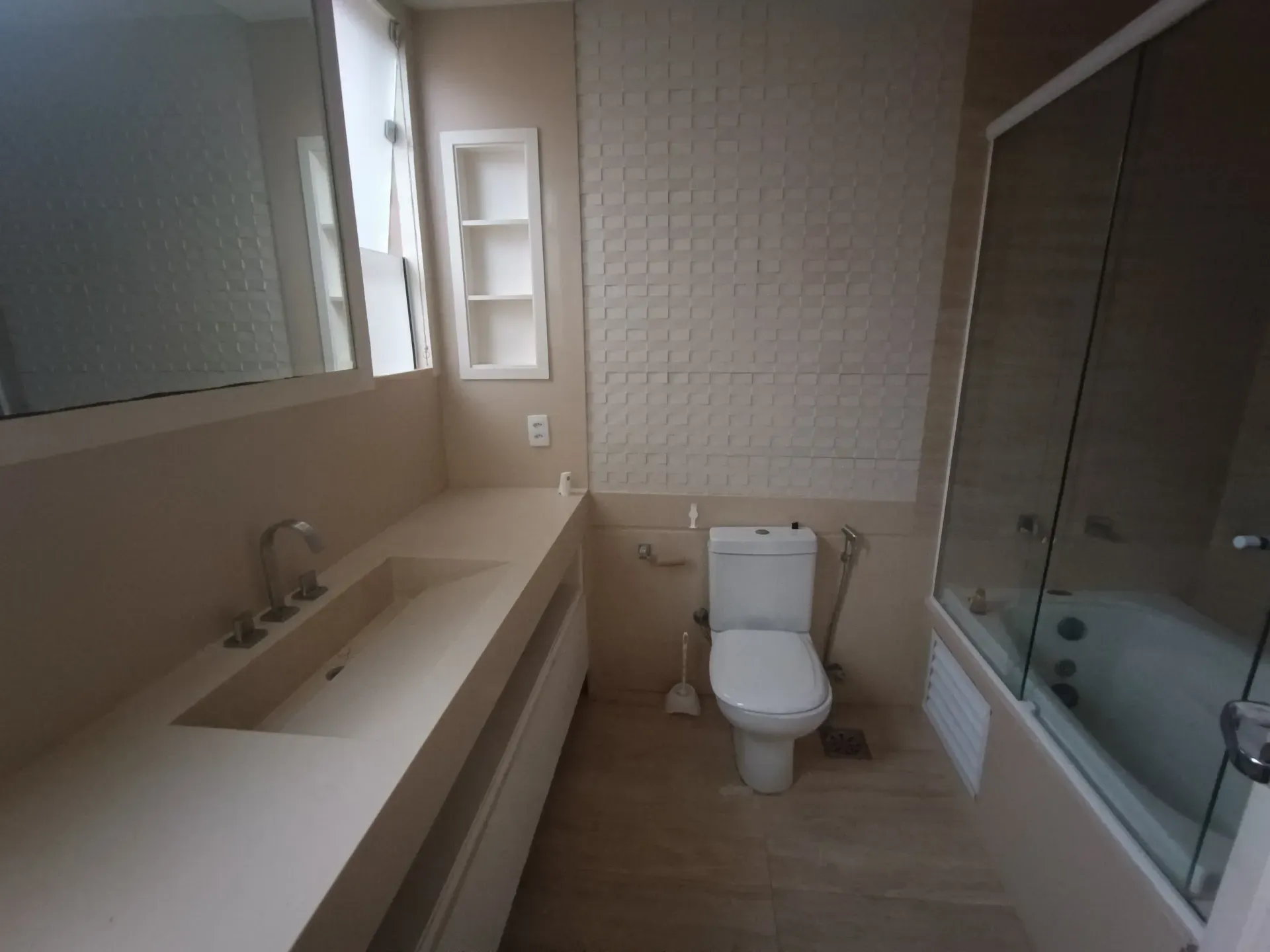 Unfurnished house with 4 bedrooms and 5 bathrooms — photo 27