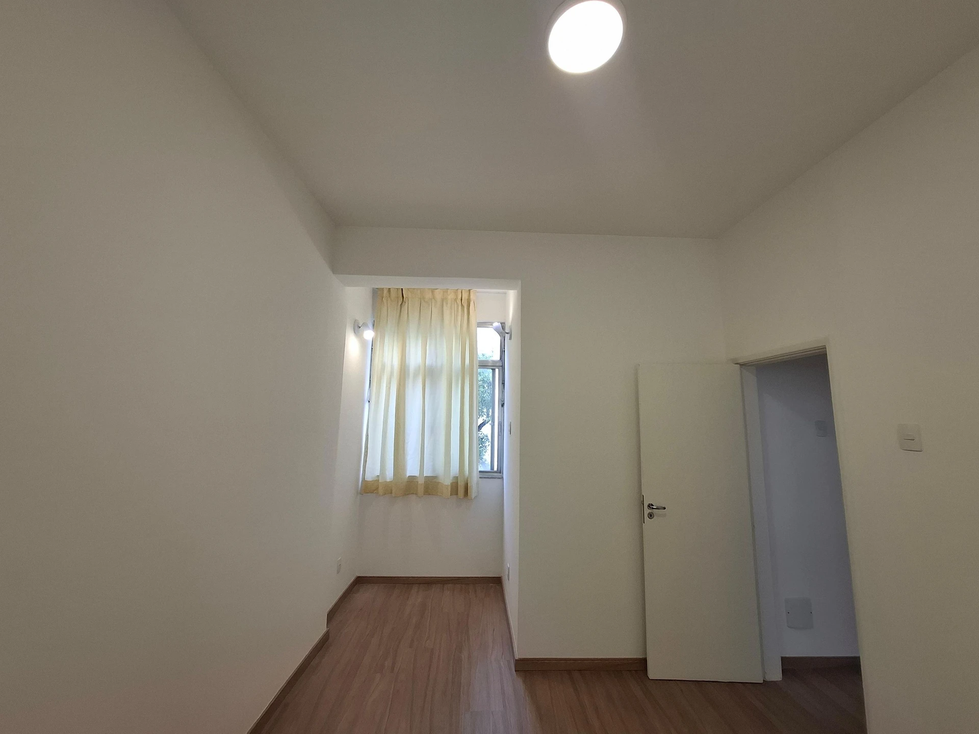 One-bedroom apartment with wood or laminate floors — photo 21