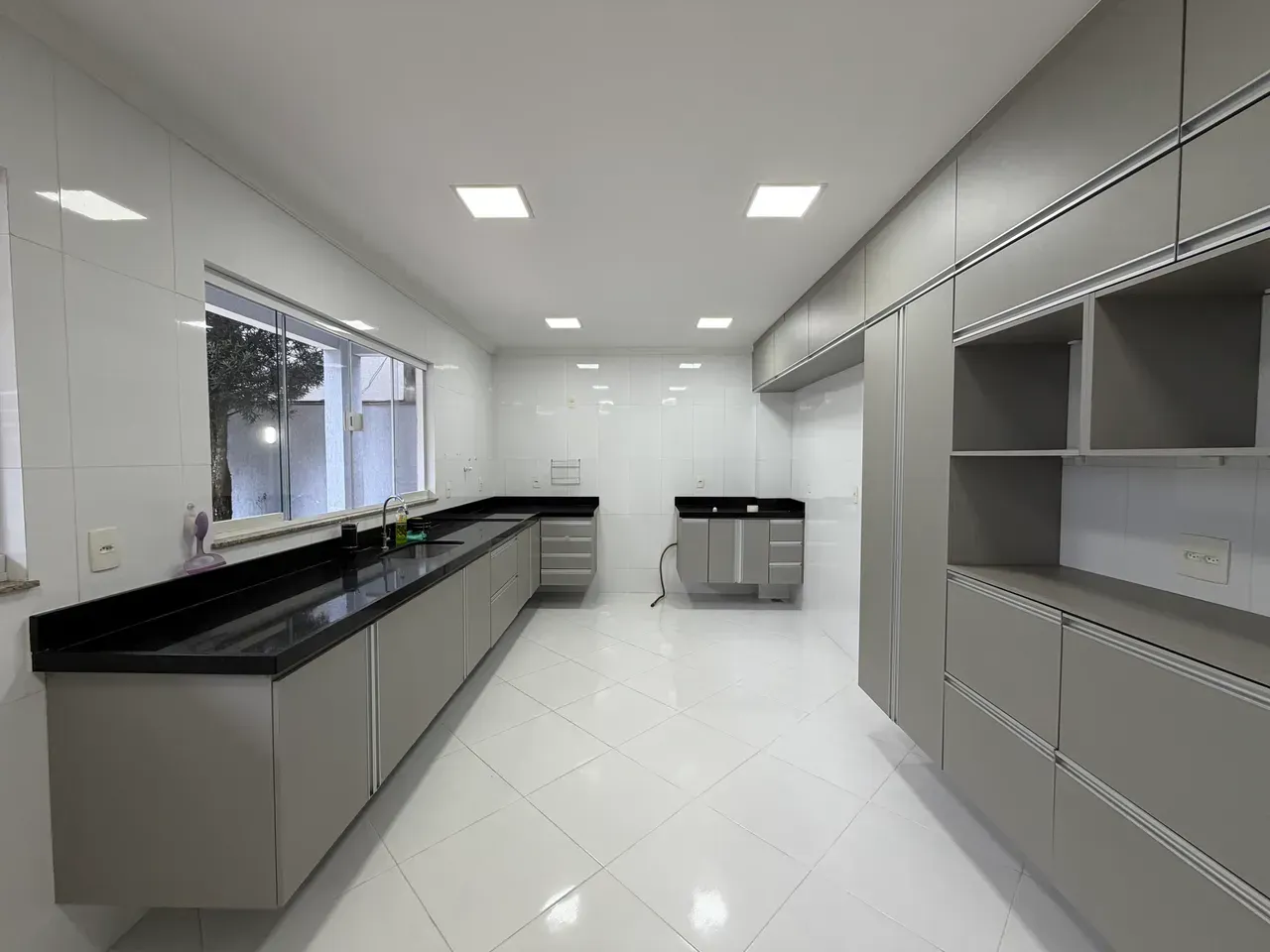 Casa com 4 quartos e 5 banheiros, 300 m² — photo 9