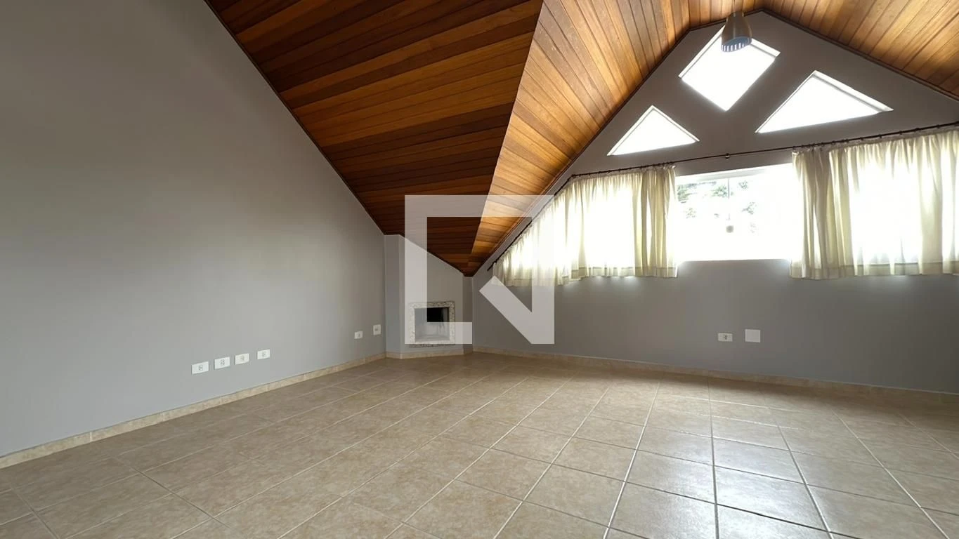 3-bedroom house with a glass-enclosed balcony in Curitiba — photo 15