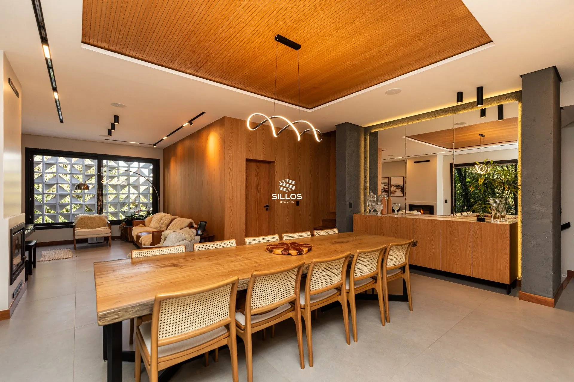 Condominium house with 5 bedrooms and 4 en-suites with balcony