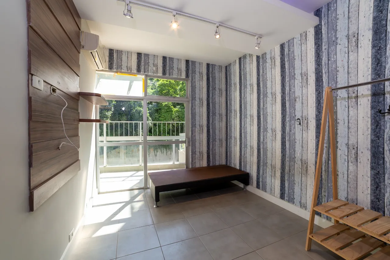 Unfurnished apartment with open-plan kitchen and 4 bedrooms — photo 10