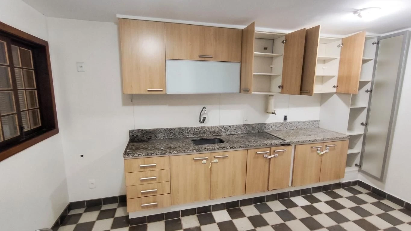 House with 3 bedrooms, 1 en-suite and 4 bathrooms — photo 23