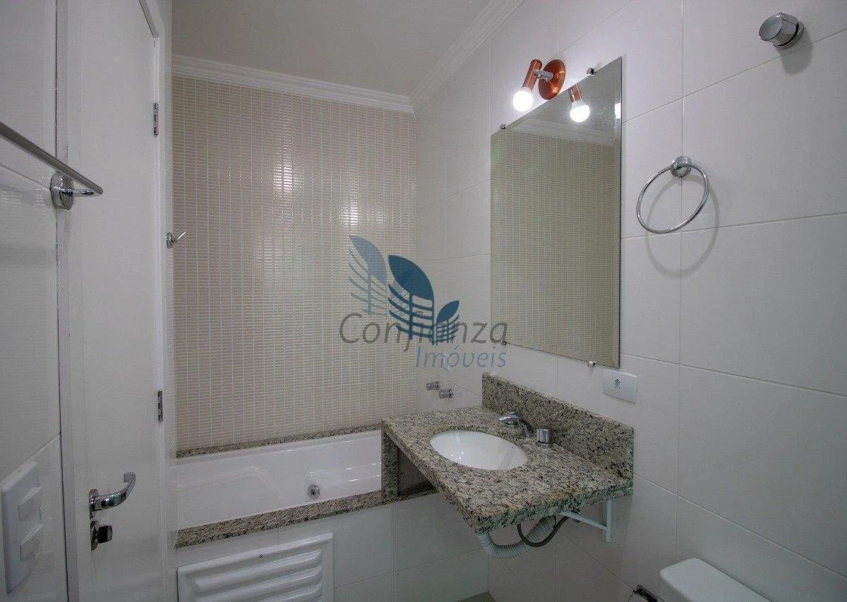 3-bedroom house with a glass-enclosed balcony in Curitiba — photo 19