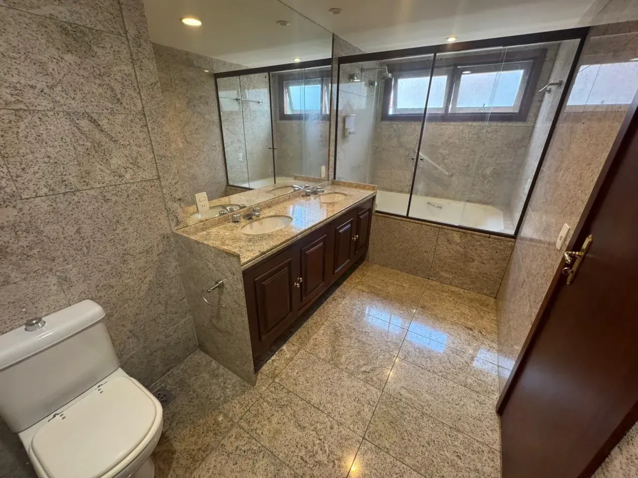 House with 5 suites and an integrated kitchen — photo 31