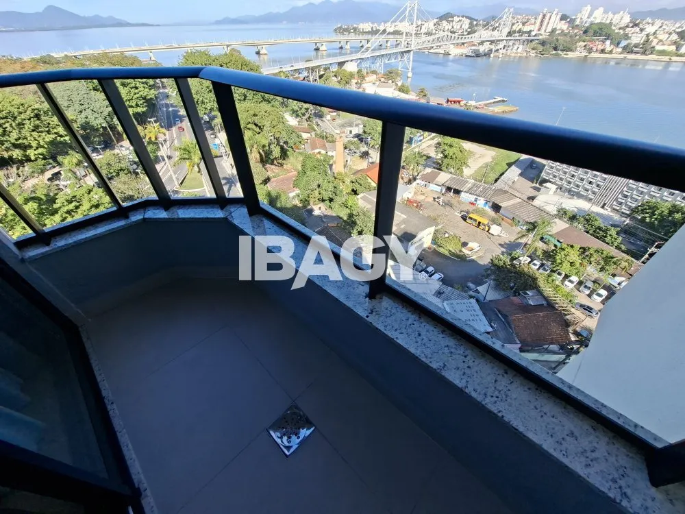 Studio with a glassed-in balcony and open-plan kitchen — photo 90