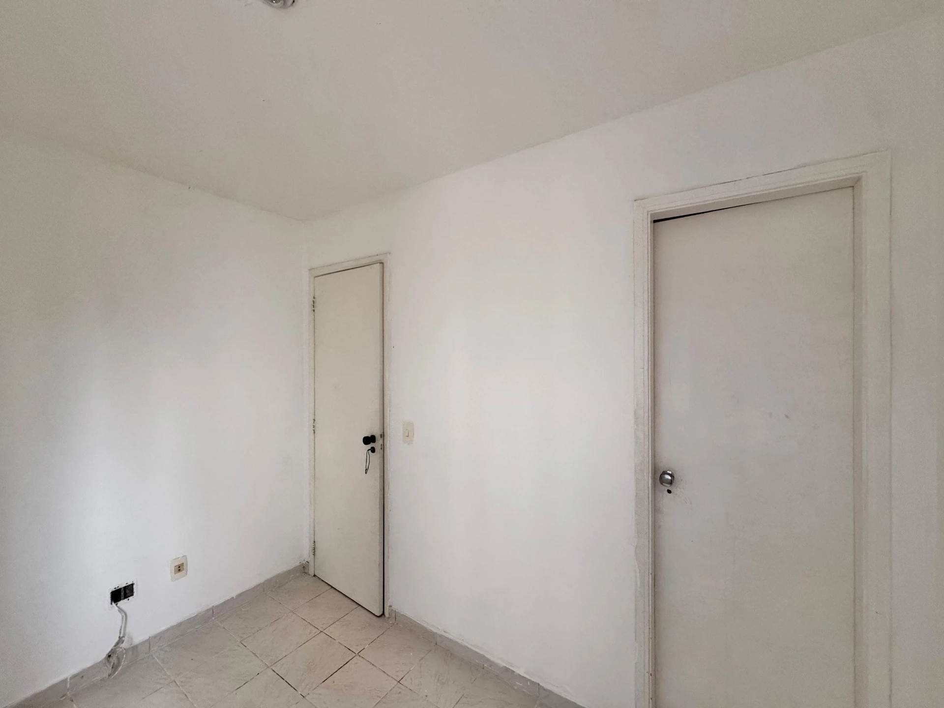 3-bedroom apartment with a balcony and laundry area — photo 16