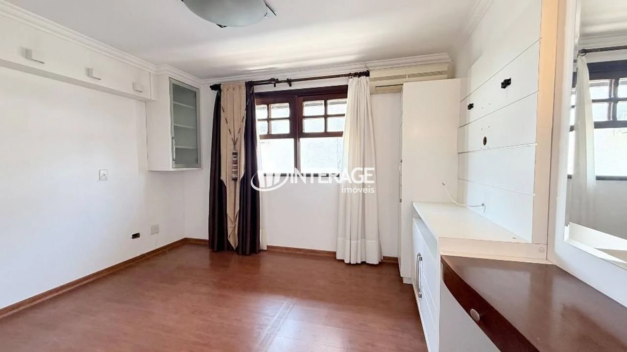3-bedroom house with a bathtub — photo 4