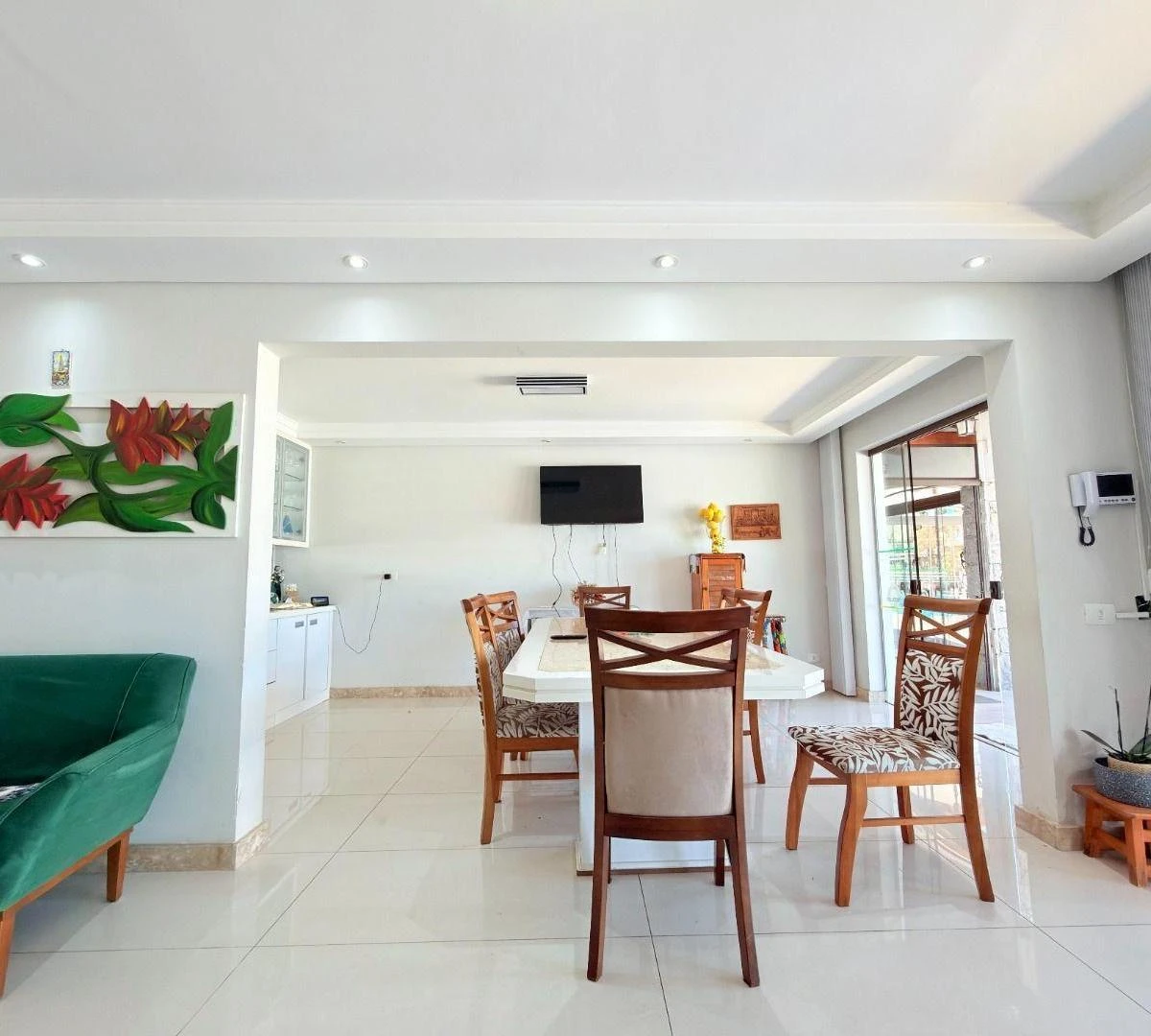 4-bedroom house with a bathtub in Curitiba — photo 22