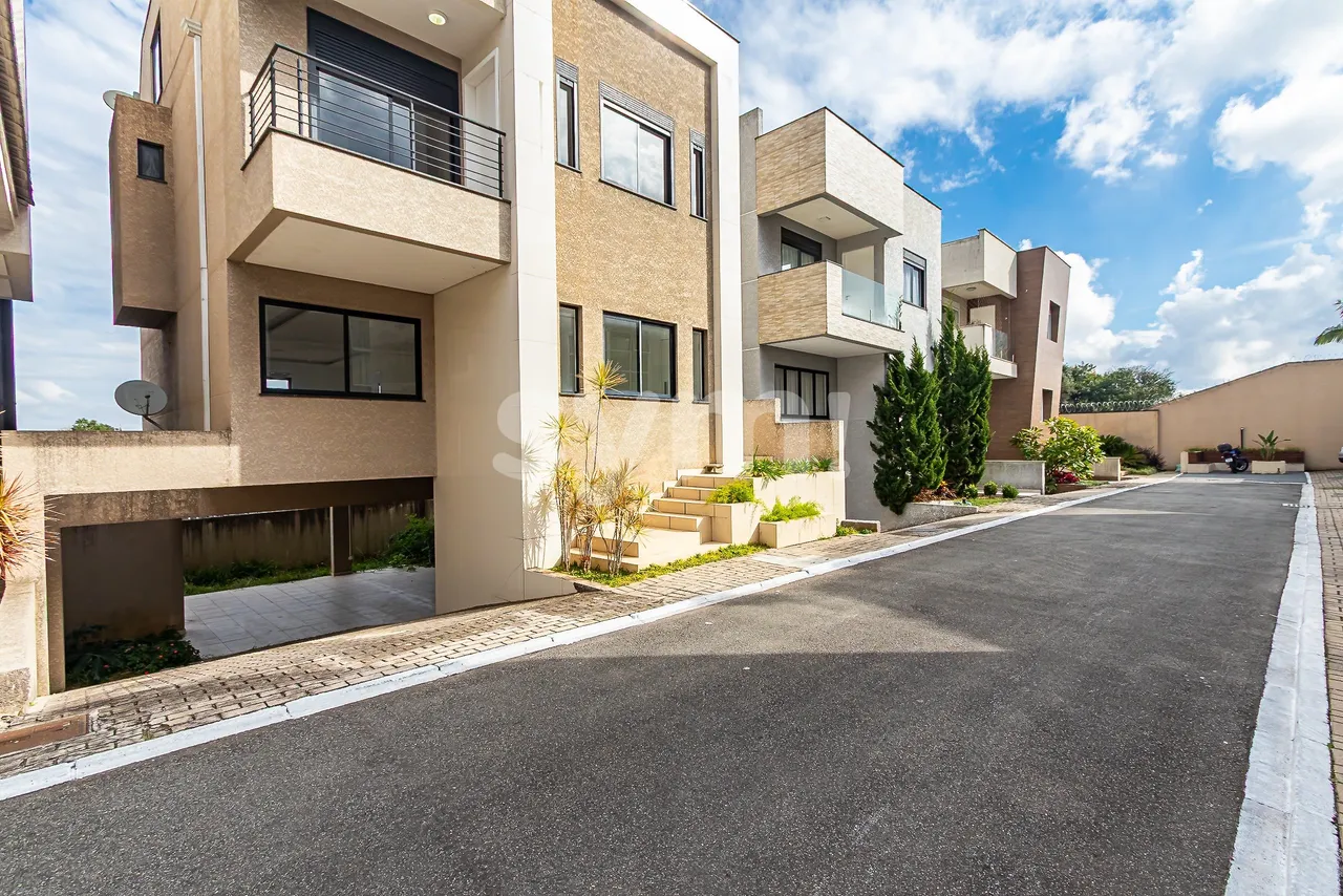 House in a gated community with 5 bedrooms and 3 suites