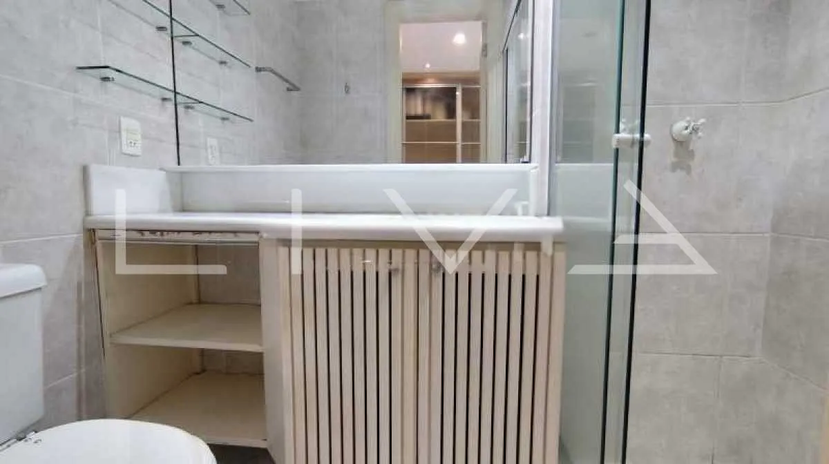 Walk-in closet in a 3-bedroom apartment, 165 m² — photo 27