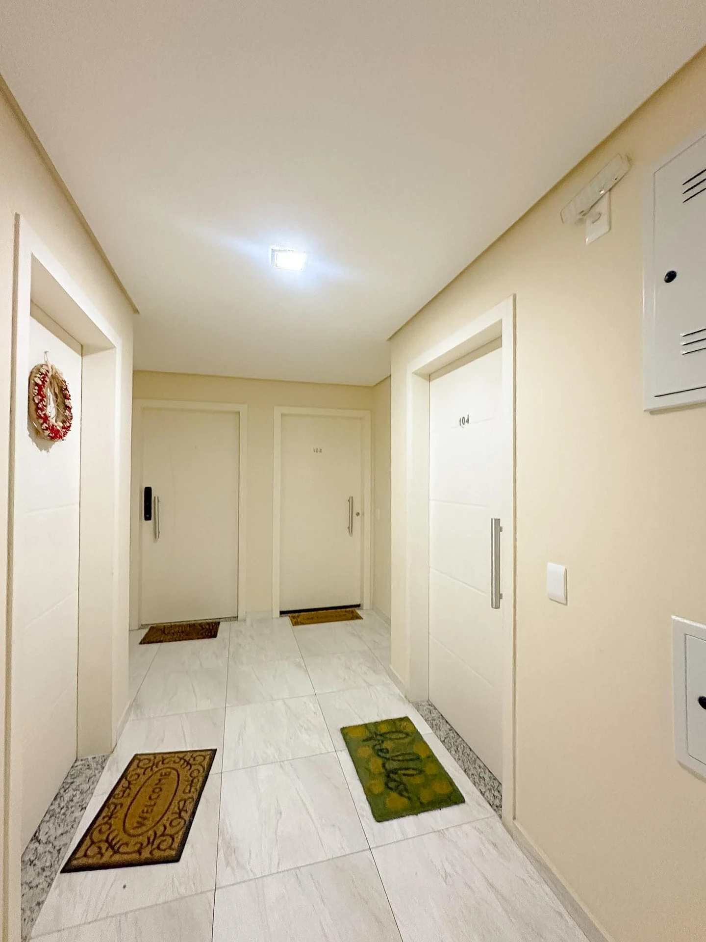 Furnished apartment, 92 m², with a grill on the balcony — photo 62