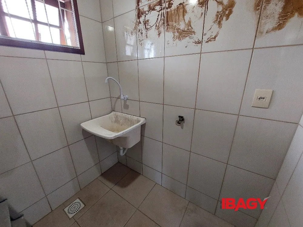 2-bedroom house with a mountain view in Florianópolis — photo 22