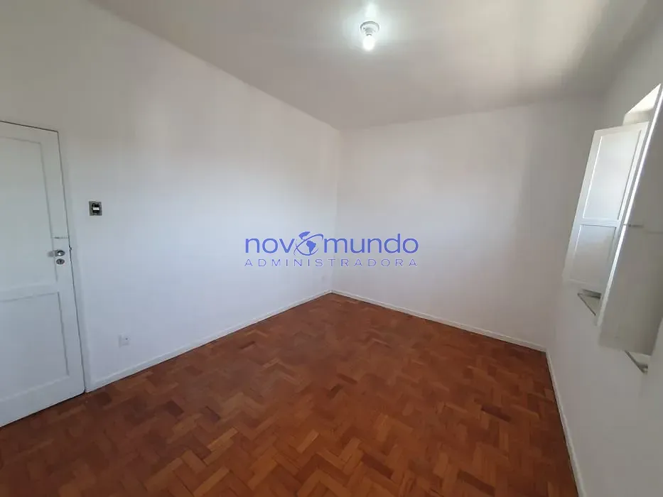 Apartamento com piso de madeira ou laminado, Pilares — photo 8
