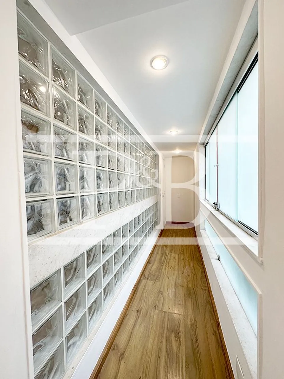 3-bedroom apartment with 220 m² and laundry area — photo 2