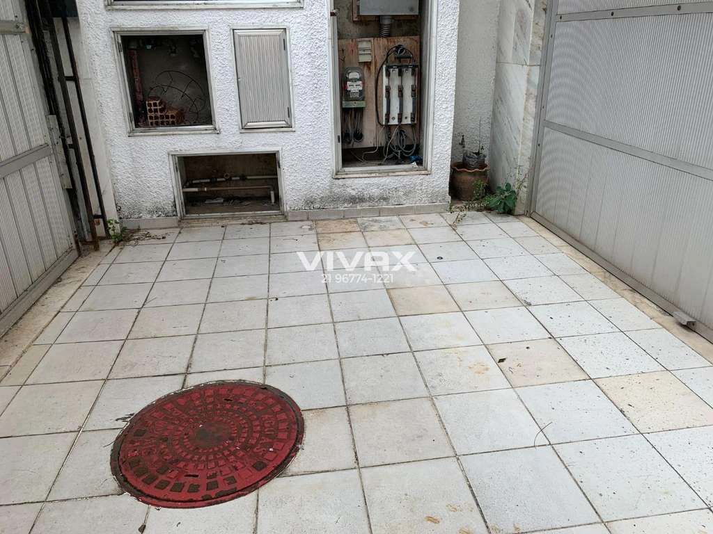 Unfurnished house with built-in wardrobes and 5 bedrooms — photo 20