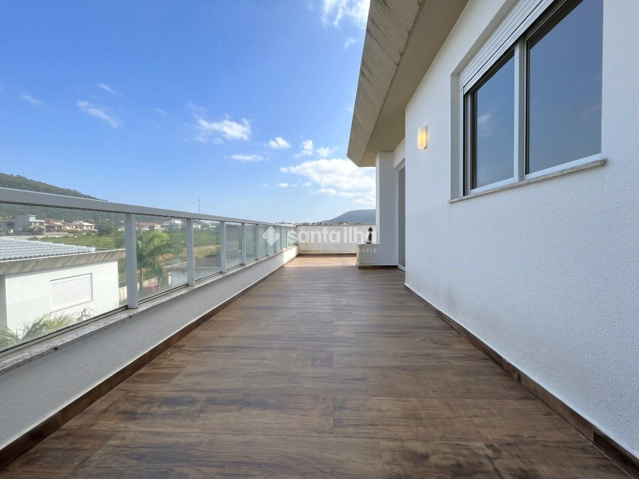 Balcony with a grill in a 2-bedroom apartment, 128 m² — photo 8